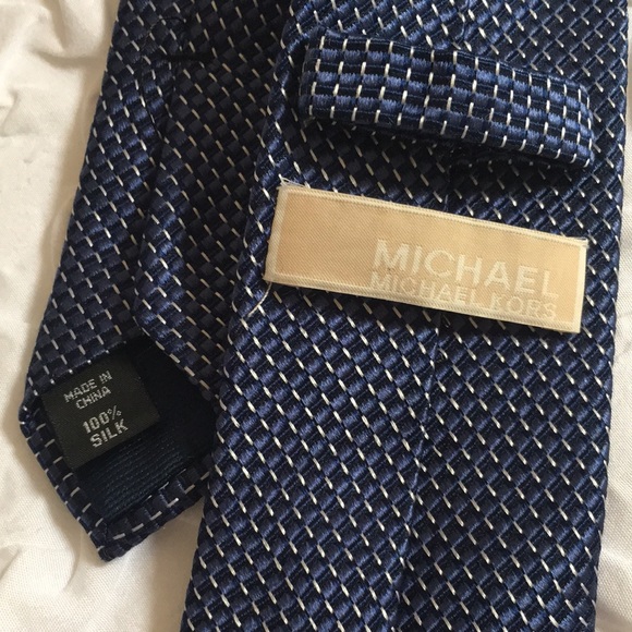 Michael Kors Classic 100% Silk Tie - Picture 4 of 5